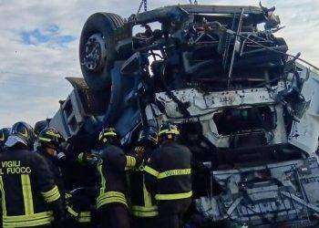 Un camion con acido travolge un’auto sulla A21, un morto e 7 intossicati