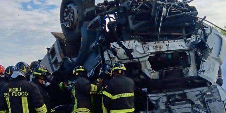 Un camion con acido travolge un’auto sulla A21, un morto e 7 intossicati