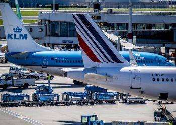 Cade sulle pale rotanti del motore di un aereo, un morto ad Amsterdam