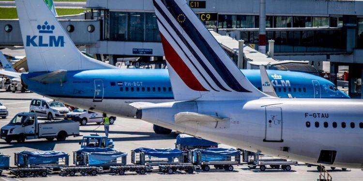 Cade sulle pale rotanti del motore di un aereo, un morto ad Amsterdam