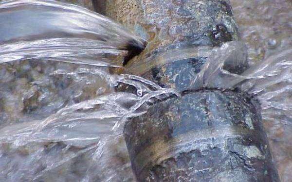 Cagliari: maxi perdita d’acqua in viale Ciusa, davanti al Leonardo