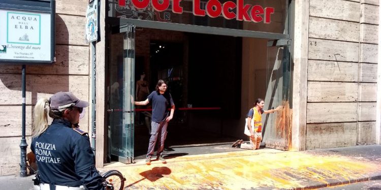 ​Ultima Generazione Roma, colorate con vernice le vetrine delle multinazionali in via del Corso