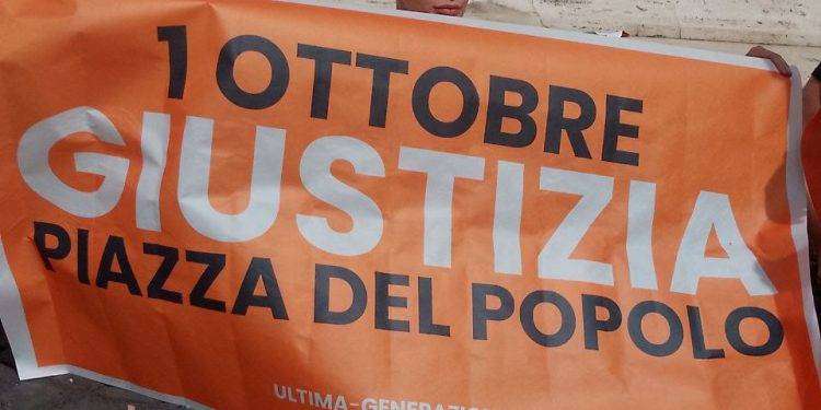 Ultima Generazione colora di nero il Ministero della Giustizia