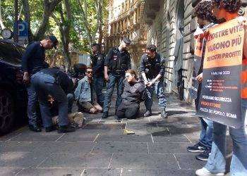 Ultima generazione, blitz all’esterno del Ministero del Lavoro a Roma