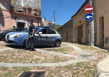 Picchia e tenta di strangolare la compagna, arrestato a Dorgali