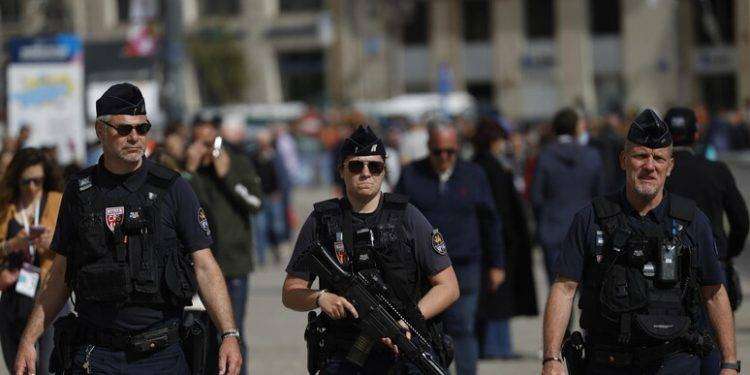 Francia: assalto ad un furgone della polizia penitenziaria, 2 agenti uccisi