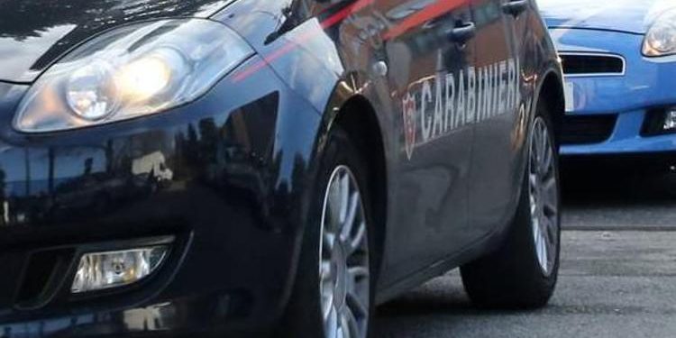 Neonato trovato morto sugli scogli, fermata la nonna