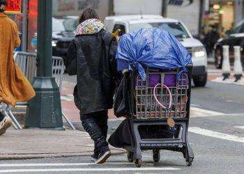 Un terzo dei sardi a rischio povertà, il 7% già ai margini