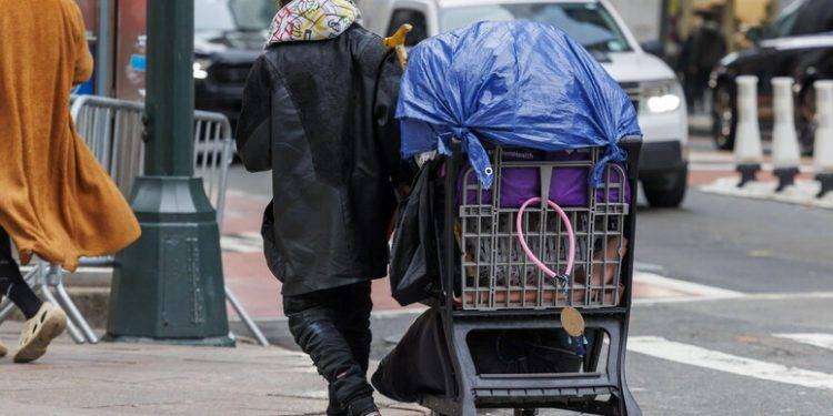 Un terzo dei sardi a rischio povertà, il 7% già ai margini