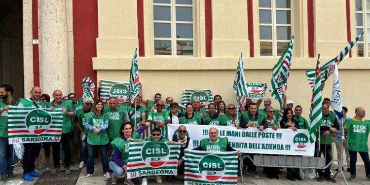Giù le mani da Poste Italiane, protesta dei sindacati a Cagliari