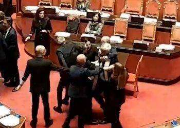 Premierato: rissa sfiorata in Senato, Aula sospesa