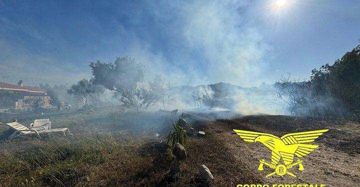 Sono 5 gli incendi in tutta l’isola: a San Priamo in azione l’elicottero del Corpo Forestale