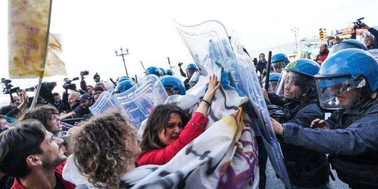 Corteo anti-Vannacci a Napoli, scontri con la polizia