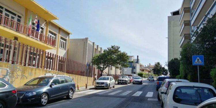 Nuove strisce pedonali rialzate davanti alle scuole di Sassari