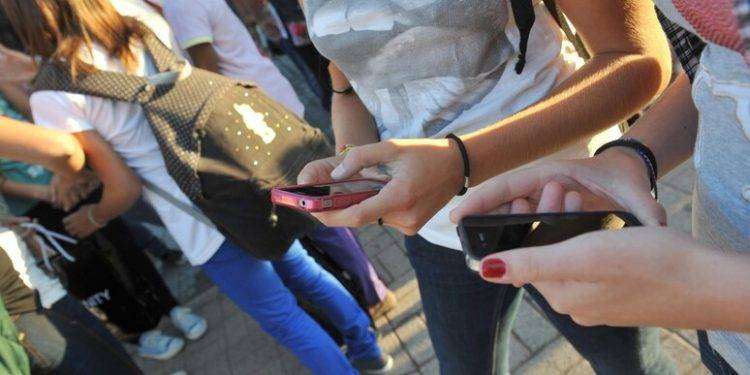 Le ragazze allo smartphone 6 ore al dì, 1 su 5 è social-dipendente