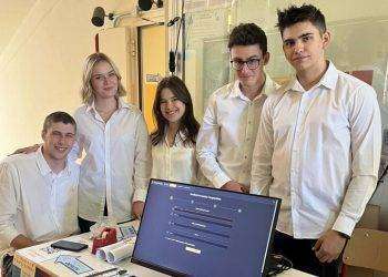 Penne e fogli nel distributore automatico sviluppato a scuola