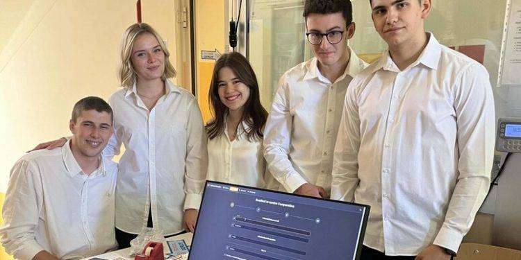 Penne e fogli nel distributore automatico sviluppato a scuola