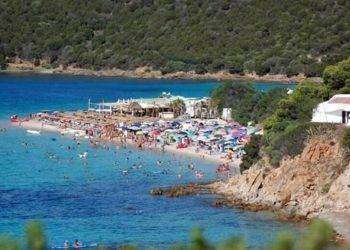 Palco e tavolini a Tuerredda nel mirino degli ambientalisti