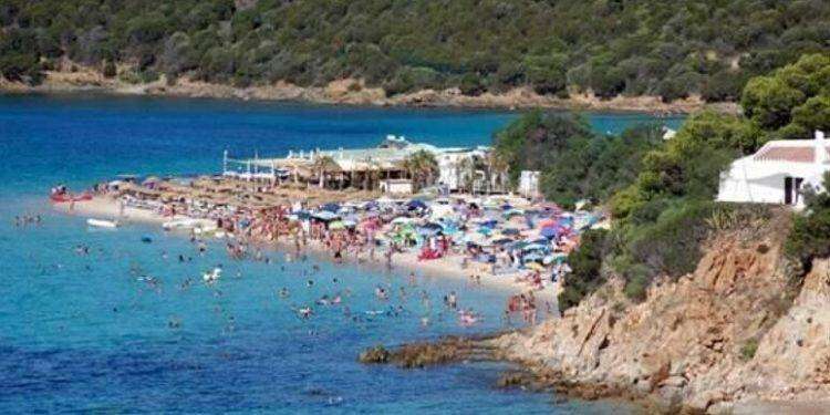 Palco e tavolini a Tuerredda nel mirino degli ambientalisti