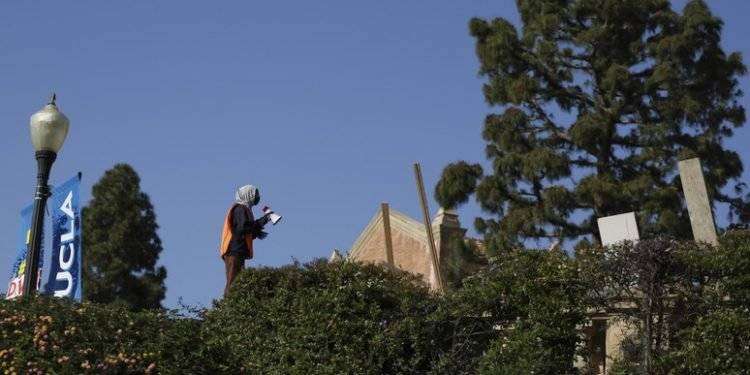 I civili e democratici Stati Uniti sprangano e caricano gli studenti Pro Pal nel campus dell’Ucla a Los Angeles