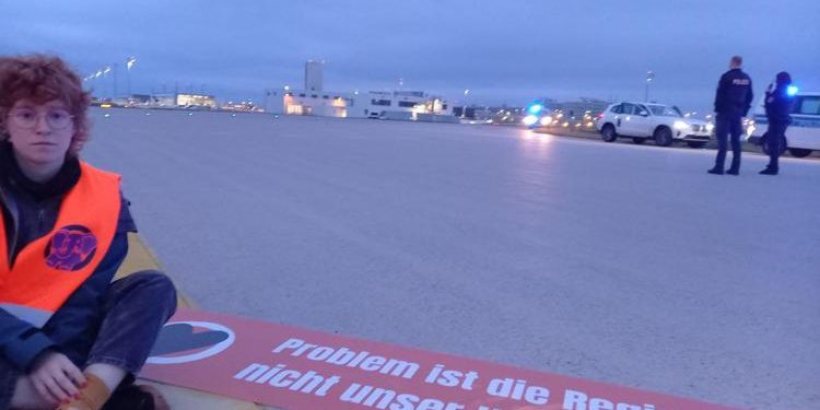 Germania, Ultima Generazione blocca l’aeroporto di Monaco