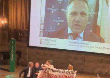 Ministro Lollobrigida contestato al Food & Science di Mantova con un’azione diretta nonviolenta