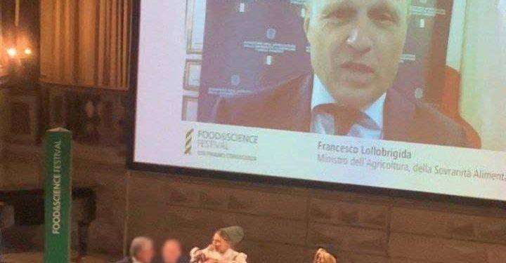 Ministro Lollobrigida contestato al Food & Science di Mantova con un’azione diretta nonviolenta