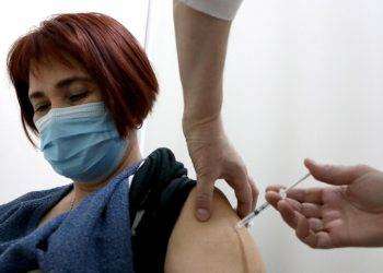 Covid, AstraZeneca ritira il suo vaccino in tutto il mondo