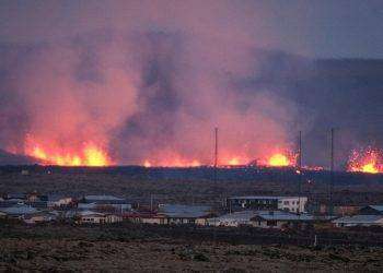 Nuova eruzione vulcanica in Islanda, c’è lo stato di emergenza
