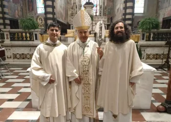 Ex carabiniere e ex chitarrista punk ordinati sacerdoti a Prato