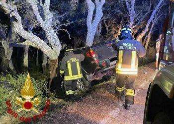 Fuori strada sulla Monti-Berchidda si schianta contro un albero: i Vigili del Fuoco lo estraggono dalle lamiere