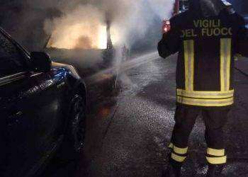 Incendio doloso a Nuoro, auto distrutta dalle fiamme