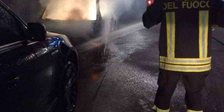 Incendio doloso a Nuoro, auto distrutta dalle fiamme