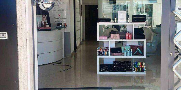 Quartu, malviventi colpiscono ancora: vetrine sfondate e attrezzatura rubata in centro estetico