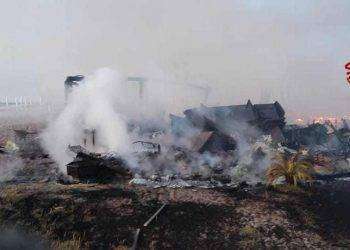 Paura nella notte al Poetto: incendio distrugge un chiosco