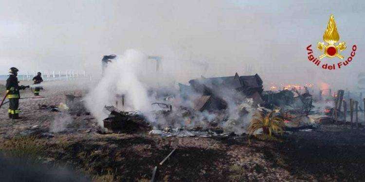 Paura nella notte al Poetto: incendio distrugge un chiosco