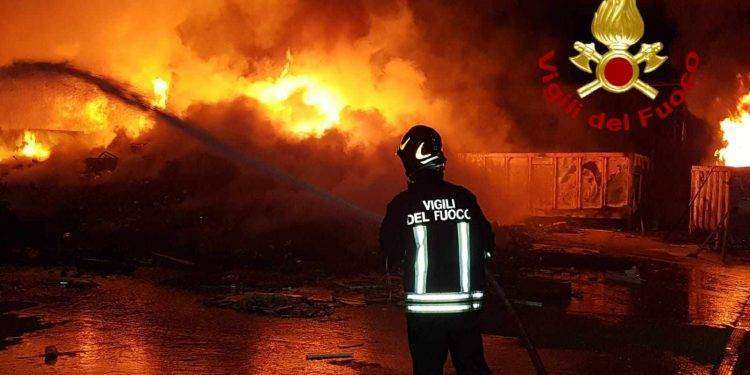 Olbia, incendio nella discarica di Spiritu Santu