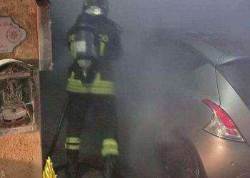 Auto in fiamme a La Maddalena: intervento dei Vigili del Fuoco