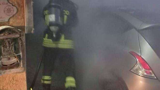 Auto in fiamme a La Maddalena: intervento dei Vigili del Fuoco