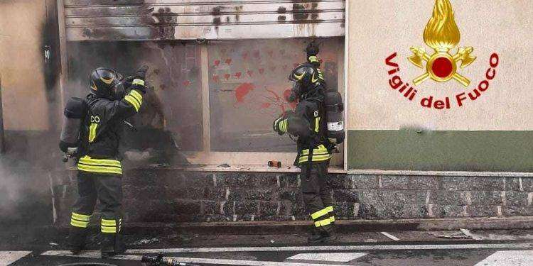 Cagliari, in fiamme pasticceria: intervento dei Vigili del Fuoco
