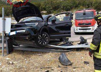 Cala Gonone, perde il controllo dell’auto e finisce sul guard rail