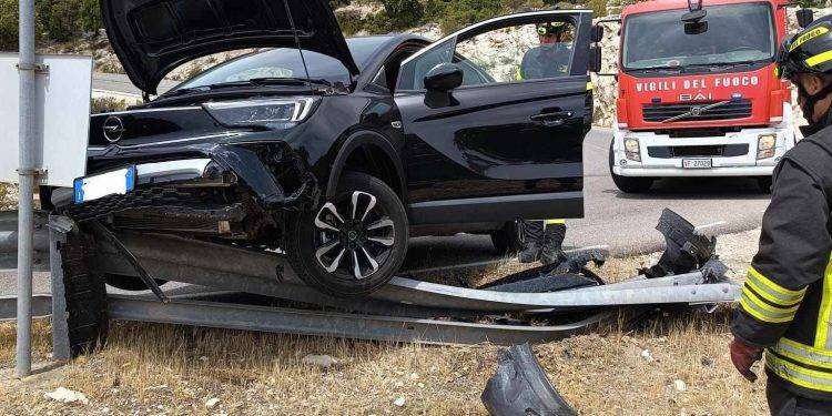 Cala Gonone, perde il controllo dell’auto e finisce sul guard rail