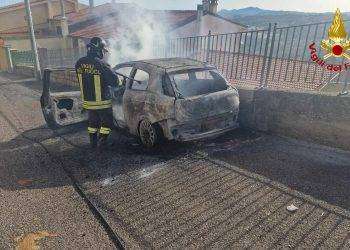 Notte di fuoco nel nuorese, auto date alle fiamme a Fonni e Siniscola