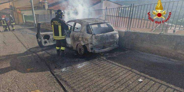 Notte di fuoco nel nuorese, auto date alle fiamme a Fonni e Siniscola