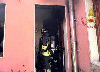 Paura a Quartu, abitazione prende fuoco: salvata una persona