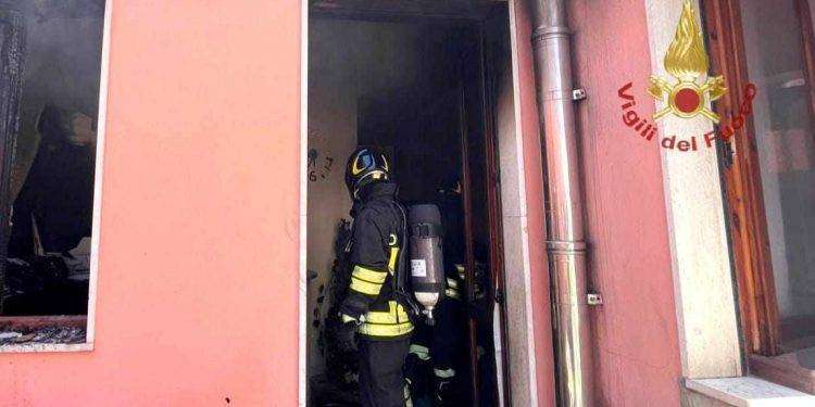 Paura a Quartu, abitazione prende fuoco: salvata una persona