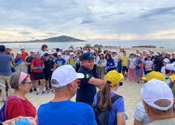 Studenti e studentesse coinvolti in una campagna di sensibilizzazione all’igiene urbana a Tortolì