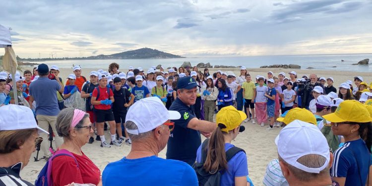 Studenti e studentesse coinvolti in una campagna di sensibilizzazione all’igiene urbana a Tortolì