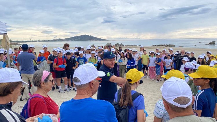 Studenti e studentesse coinvolti in una campagna di sensibilizzazione all’igiene urbana a Tortolì