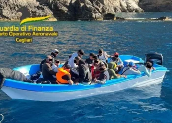 Barca con 18 migranti si incaglia nel sud Sardegna